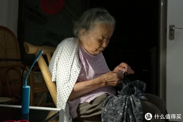 90岁外婆,在小米led灯下补衣服