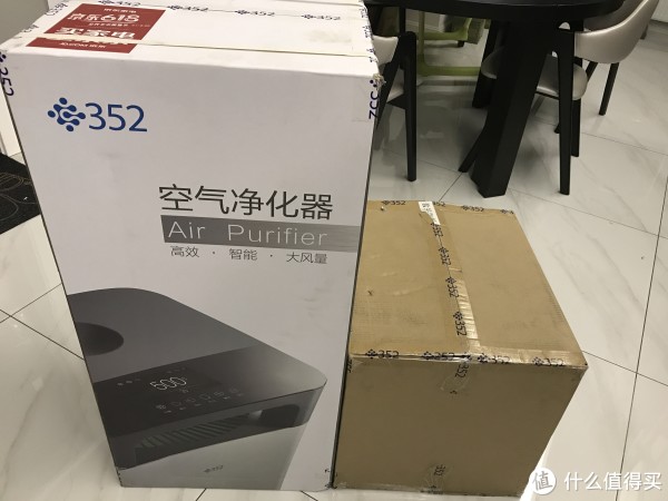 2个大箱子，快递小哥送货上门，赞！