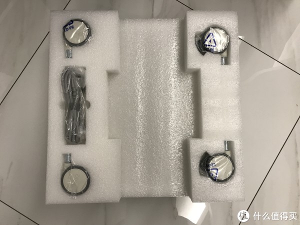 配件很简单，滑轮和电源
