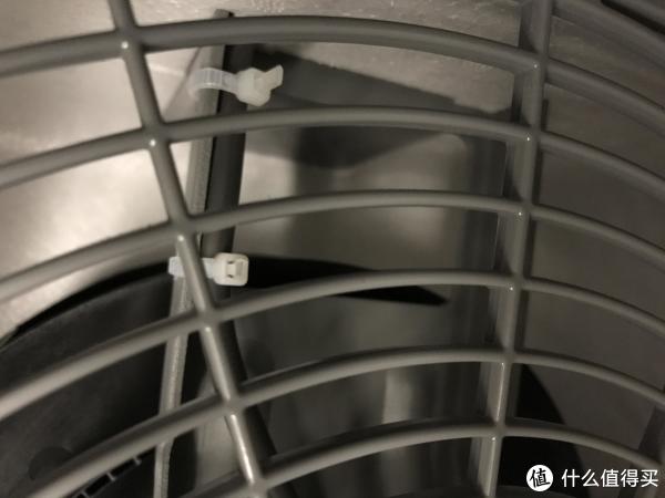 产品的走线竟然靠扎带。。。虽然说很牢靠但是。。。