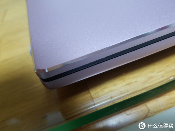 “钻石切割”边框，亮面的，类似IPHONE5和小米4。个人更喜欢磨砂