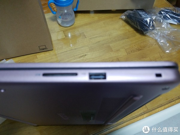 右侧：SD读卡器，USB2.0，还有个迷你的锁孔