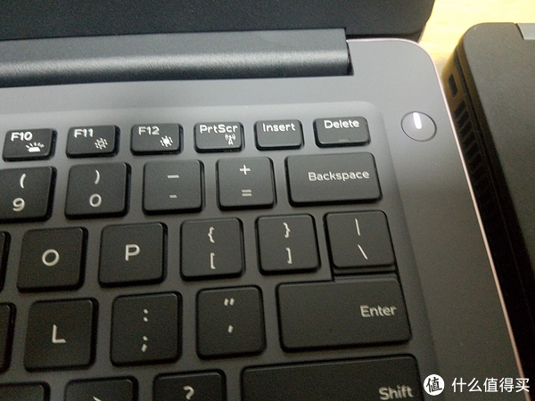 开机键位于键盘右上方，与XPS13和E7470一样。