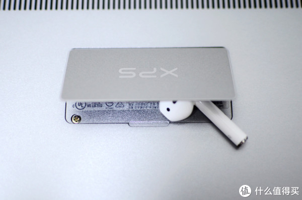 底部的XPS铭牌是可以掀开查看产品编号和信息的