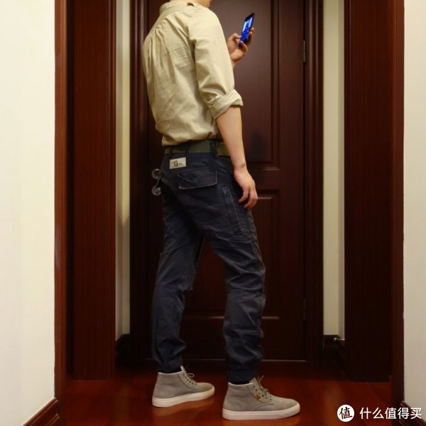 接下来换上gstar的黑色工装裤看看.