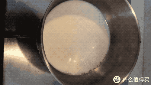 小火加热牛奶,直至牛奶表面冒泡即可.