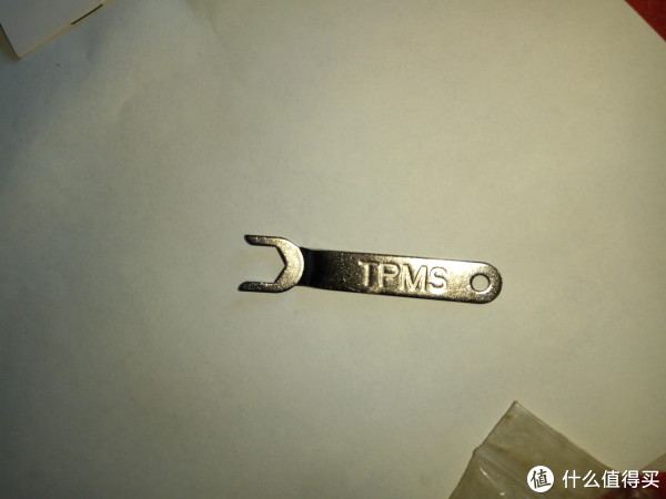 这个扳手可以拆开传感器换电池，还有上锁紧传感器的锁紧螺丝