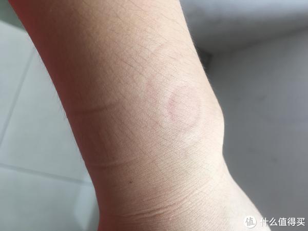 有压痕，但是佩戴时感觉不出来