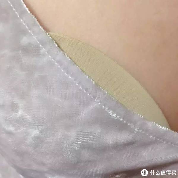 单看这款nubra的时候觉得这个颜色很深,但发现贴上皮肤后,还是比较