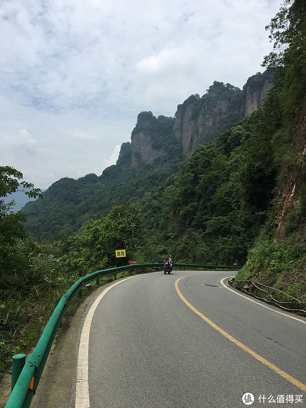 青城上山的路都是上坡，整整20公里，不能用绝望来形容