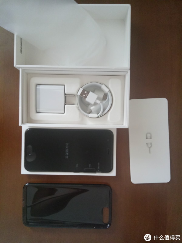 iPhone式的包装方法，手机下边一个说明书，下边是配件