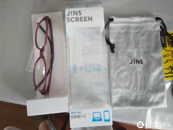 防蓝光眼镜,直接是个塑料盒子装的,送一个眼镜袋 防蓝光眼镜,直接是个塑料盒子装的,送一个眼镜袋