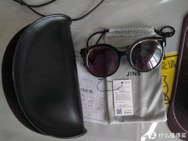 LD喜欢的太阳镜,一个很大的眼镜盒,还有送一个眼镜袋 LD喜欢的太阳镜,一个很大的眼镜盒,还有送一个眼镜袋