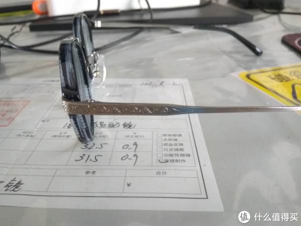 侧身,镜腿和镜架的花纹是连贯的。 侧身,镜腿和镜架的花纹是连贯的。