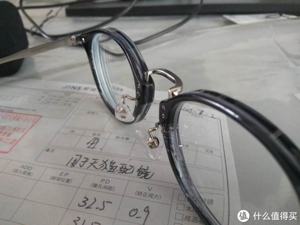 斜视,这款眼镜镜框厚,其实不是镜片厚,425度1.6的应该不厚。 斜视,这款眼镜镜框厚,其实不是镜片厚,425度1.6的应该不厚。