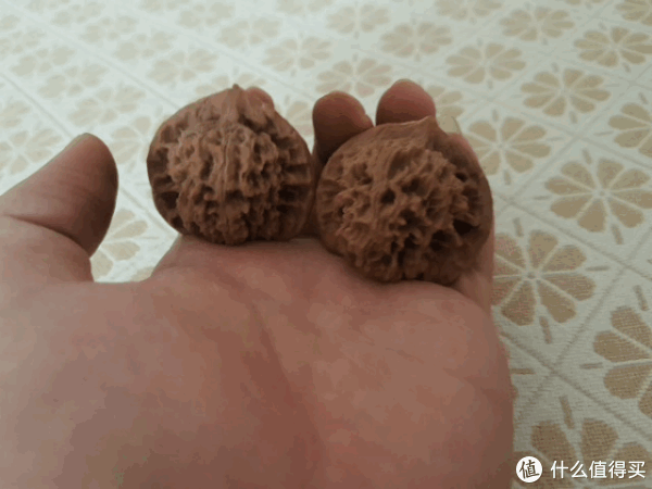 青皮文玩核桃:金刚纹官帽去青皮过程