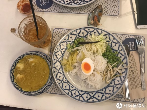 曼谷第一顿晚餐,每人点了一餐一饮料 曼谷第一顿晚餐,每人点了一餐一饮料