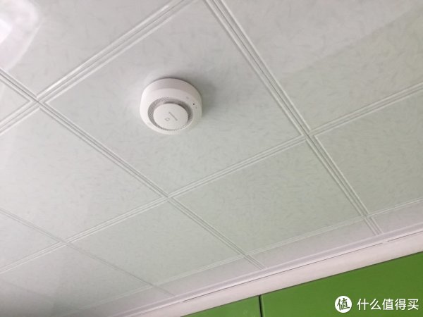 烟雾报警器和天然气报警器都是粘在了吊顶上.