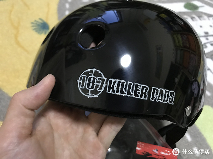 头盔侧面大大的187 killer pads字样logo.