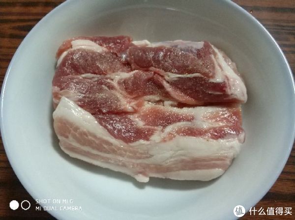 一块大概8两左右的五花肉,自然解冻.首先要处理一下这块肉.