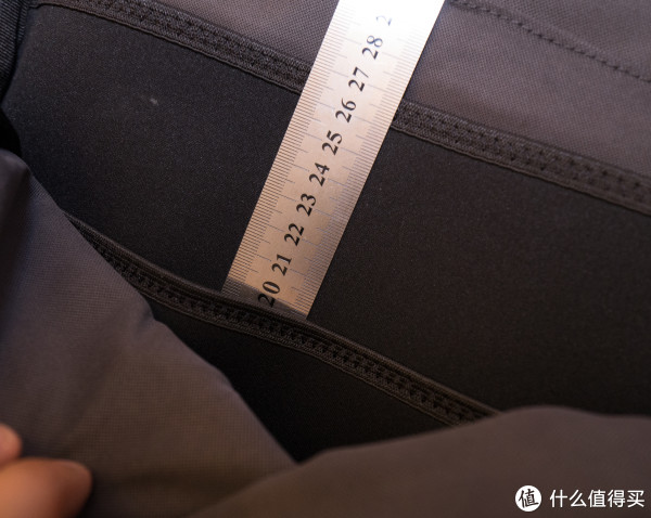 第一个夹层深度20cm左右.