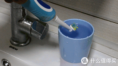 最后再试一下4档清洁力度,可以看到明显力度更强,水花和水波都更为