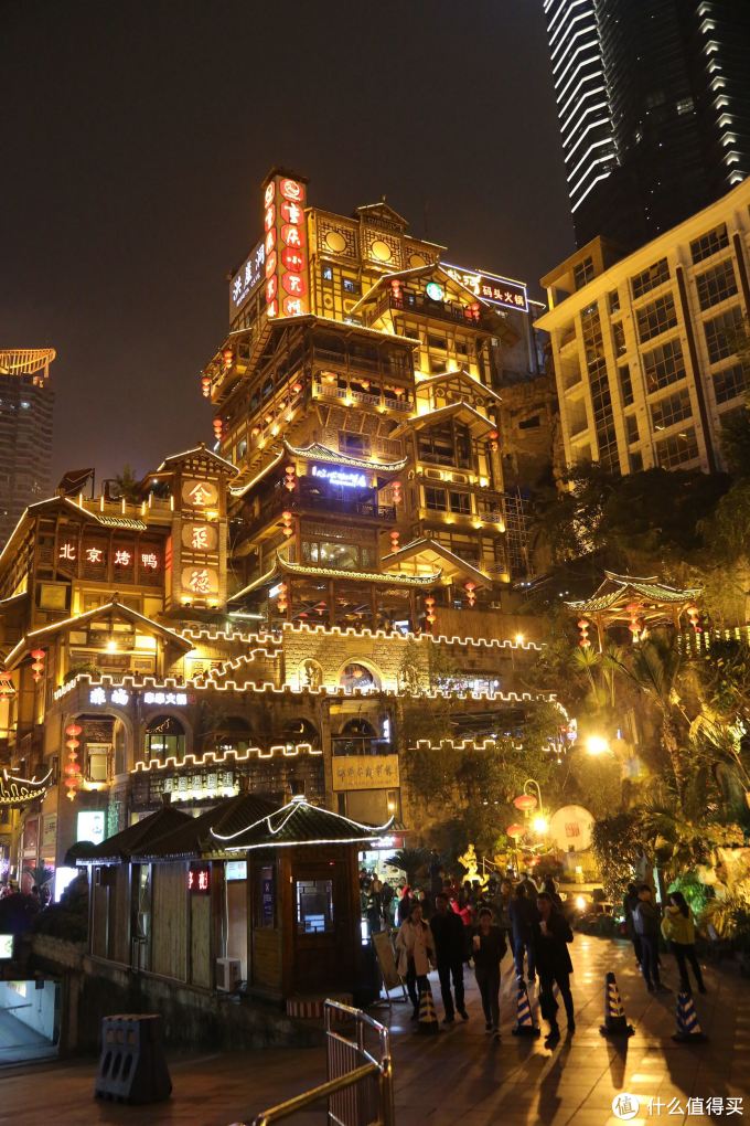 夜晚的洪崖洞正是繁华时间