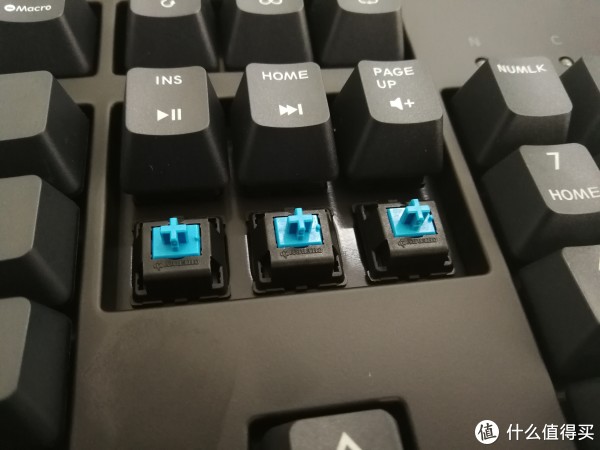 ▼附送的拔键器,太简易了,这种拔键器在拔键帽时划键帽侧壁,对键帽有