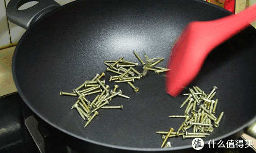 首先测试的是tvs,烧到200度以后关到小火开始炒钉子.