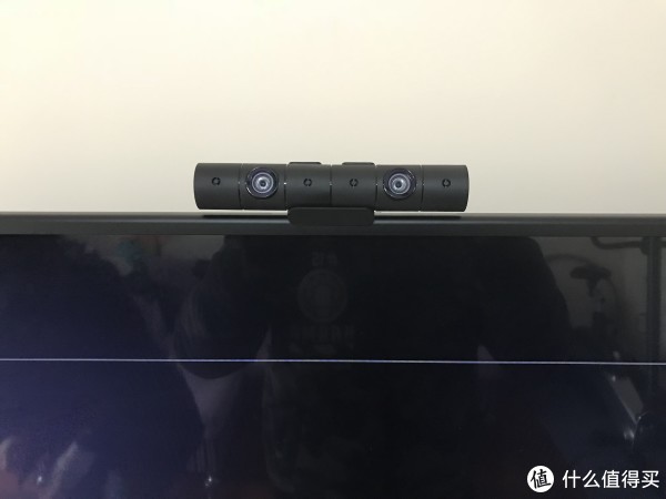 为了装ps4摄像头只好把电视自带的摄像头掰下去,勉强吧摄像头安装上去