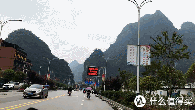 决定租小电驴游十里画廊 阳朔十里画廊位于阳朔月亮山,因沿路风景秀丽