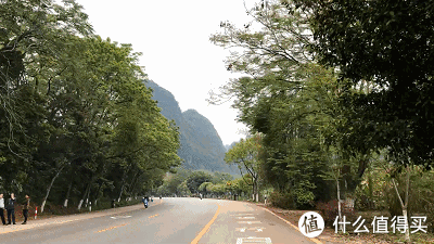 决定租小电驴游十里画廊 阳朔十里画廊位于阳朔月亮山,因沿路风景秀丽