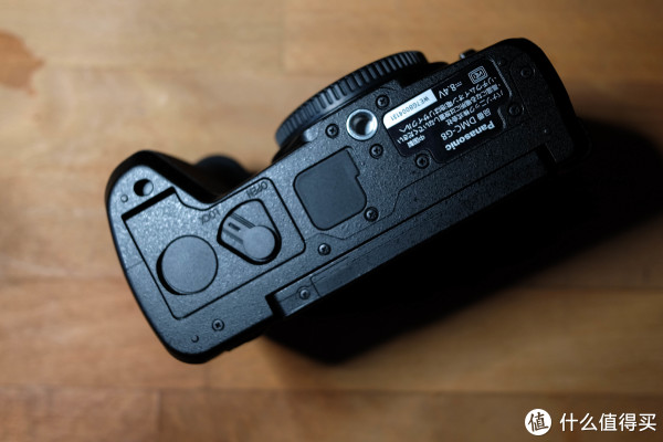 松下lumix dmc-g85gk 微型单电相机外观展示(手柄|电池仓|按键|卡槽)