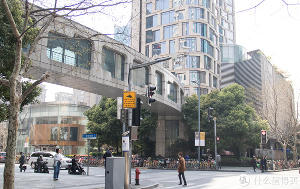 我在淮海路上班,但只去隔壁小马路吃饭