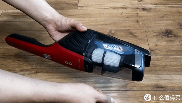 吸尘器上取下尘盒,取尘盒的过程比较简单,按住前端的两个按钮,然后一