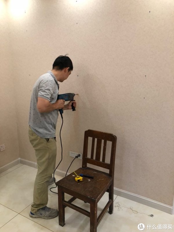 师傅很负责,也很细心,就是家伙事不那么专业,一根细棉绳上拴一个螺母