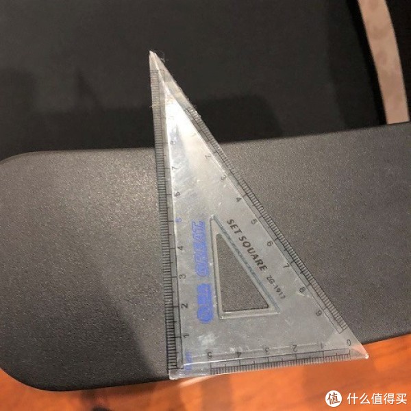 扶手的宽度(大概.8cm.)