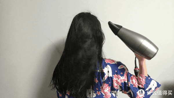 不算很响 开启一档时候的风力,可以看到其实风也不算小了,开2档吹头发