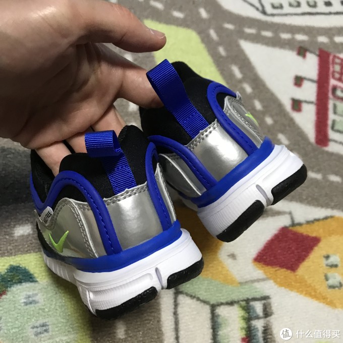 银色贯穿整双鞋,鞋子后跟有提环设计.
