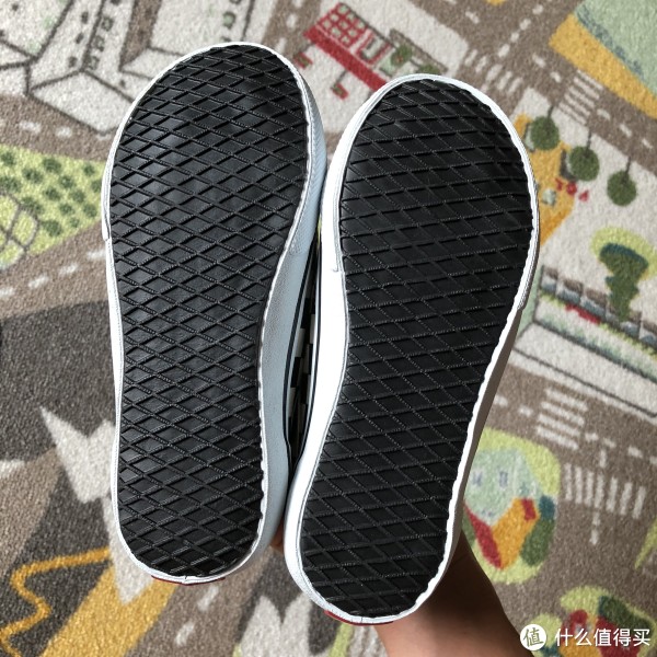 而国内款式的vans,用的是大华夫格牛筋底.