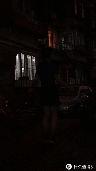 跳绳在黑夜里使用时的状态,我90%都是晚上跳绳,符合我的使用习惯