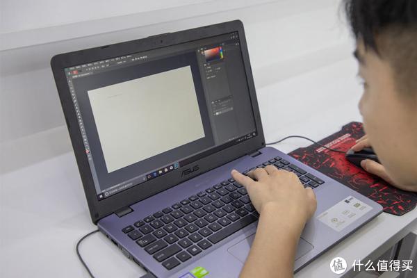 电脑上班图片大全_电脑上班_上班族笔记本电脑