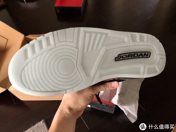 夜光鞋底,印有jordan字样.