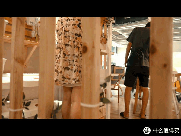 顾名思义,镜头垂直向下,旋转拍摄.