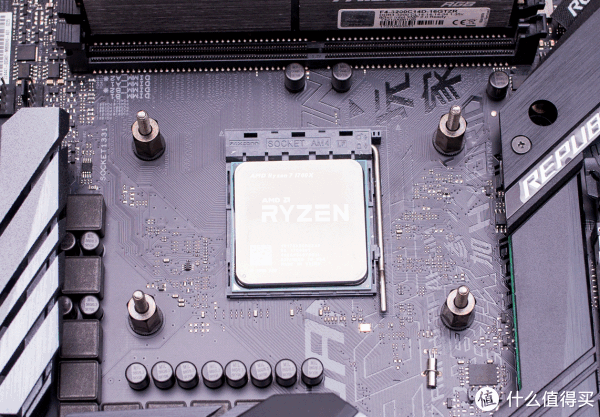 压下散热器后别急着上螺丝,先扭一扭压出多余的硅脂,让热管与cpu表面