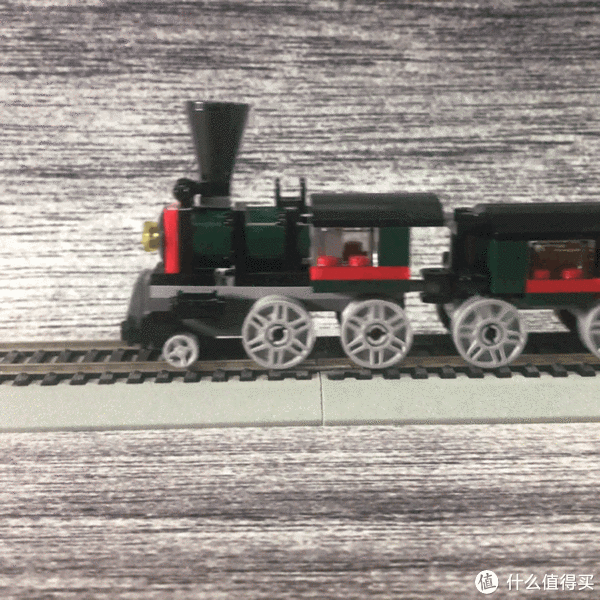 玩具 文章详情 从车轮的大小和样式可以判断两列火车相隔的年份之久远