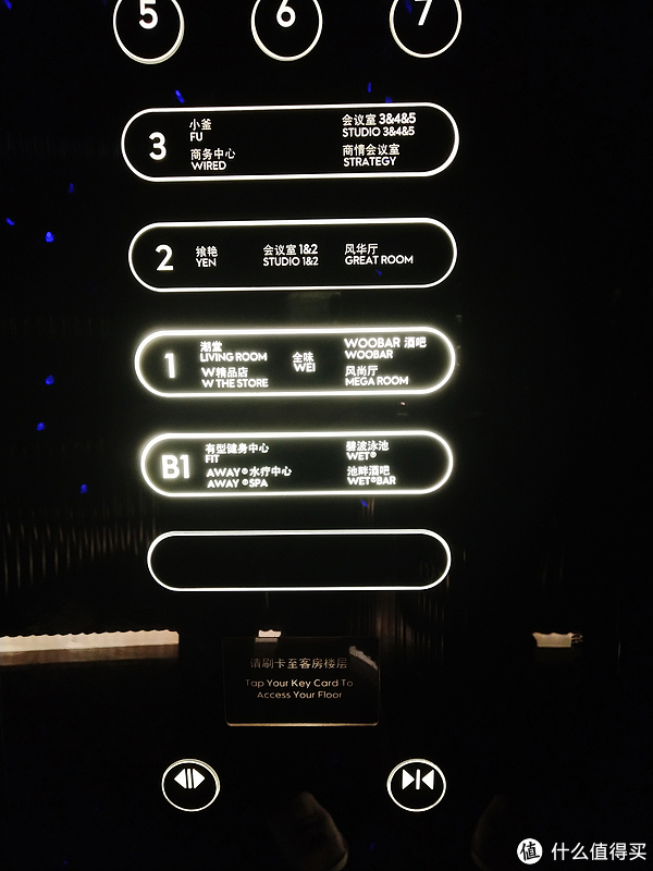 酒店的电梯有各个功能区域的指示,和大部分高档酒店一样,电梯需要刷卡