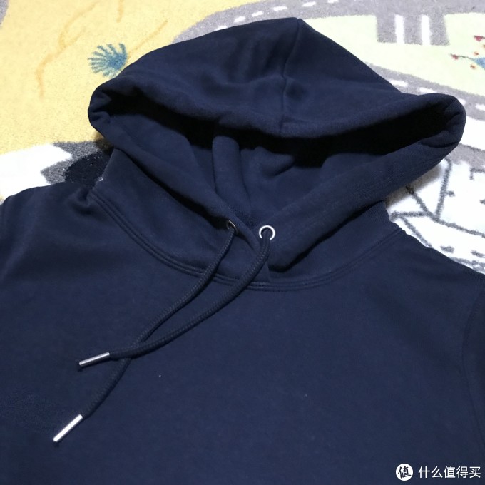 既然是卫衣,我喜欢买连帽的,帽子带有抽绳设计,孔眼上有金属孔帽.