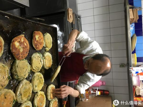 一口咬下去是满满生活的味道——探访魔都网红店"阿大葱油饼"