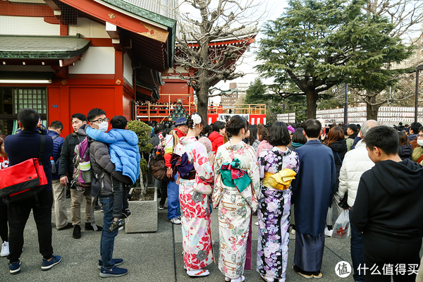 门右侧的空地上,各种烤串,纪念品的临时摊位,让人体会到了日本版庙会